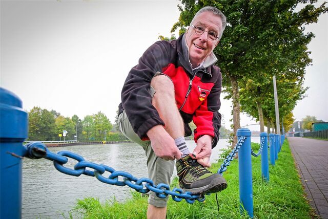 Haard-Trapper Aribert Grytzan schnürt sich die Schuhe.