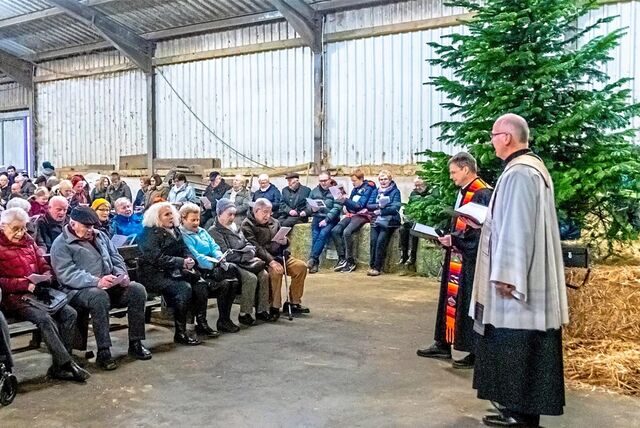 Gottesdienst in rustikaler Atmosphäre auf dem Hof Feldhaus: Das Foto entstand vor Corona bei der Stallandacht im Januar 2020, die von den Pfarrern Norbert Mertens (r.) und Bernhard Stahl geleitet wurde.