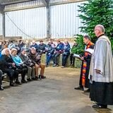 Gottesdienst in rustikaler Atmosphäre auf dem Hof Feldhaus: Das Foto entstand vor Corona bei der Stallandacht im Januar 2020, die von den Pfarrern Norbert Mertens (r.) und Bernhard Stahl geleitet wurde.