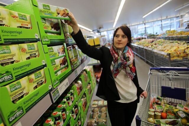 Eine Frau kauft in einer Filiale von Aldi Nord ein.