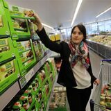 Eine Frau kauft in einer Filiale von Aldi Nord ein.