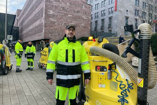Auch die staubsaugerähnlichen „Cityputzer“ sind bei der Intensivreinigung in der City im Einsatz.
