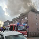 An der Rapener Straße in Oer-Erkenschwick steht ein Dachstuhl eines Mehrfamilienhauses in Flammen.