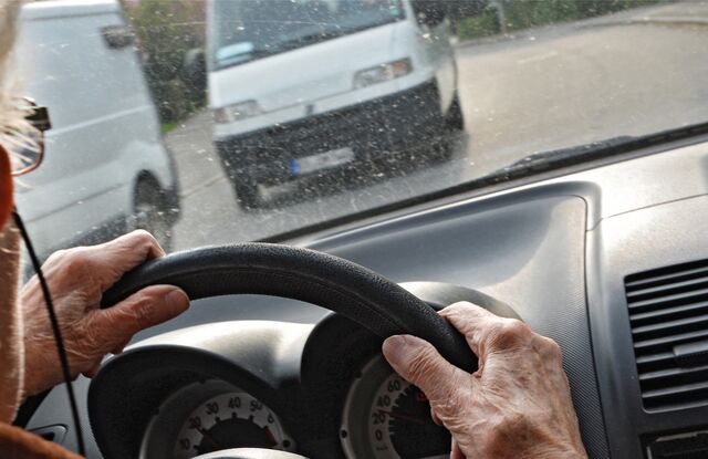 Nach einer Geisterfahrt mit Spritze im Bein musste sich ein Hertener wegen Straßenverkehrsgefährdung und Unfallflucht vor Gericht verantworten. (Symbolbild)