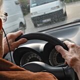 Nach einer Geisterfahrt mit Spritze im Bein musste sich ein Hertener wegen Straßenverkehrsgefährdung und Unfallflucht vor Gericht verantworten. (Symbolbild)