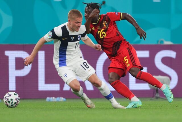 Finnlands Jere Uronen und Belgiens Jeremy Doku (r) kämpfen um den Ball.