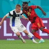 Finnlands Jere Uronen und Belgiens Jeremy Doku (r) kämpfen um den Ball.