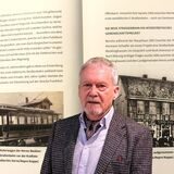 Dr. Werner Koppe vor seinem Buch