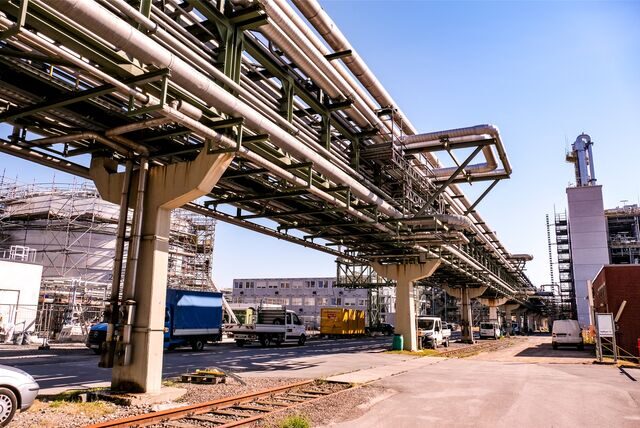 Über Rohrbrücken fließen Rohstoffe und Produkte im Chemiepark zu den Unternehmen.