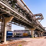 Über Rohrbrücken fließen Rohstoffe und Produkte im Chemiepark zu den Unternehmen.