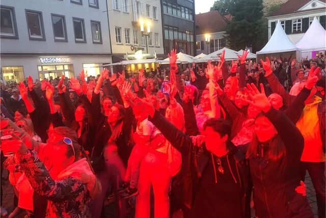 Feiernde Menschen beim Altstadtfest auf dem Marktplatz in Dorsten