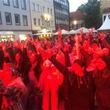 Feiernde Menschen beim Altstadtfest auf dem Marktplatz in Dorsten