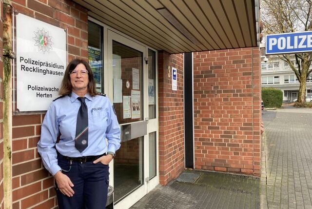 Polizeihauptkommissarin Barbara Wlotzka (52) steht vor der Wache in Herten.