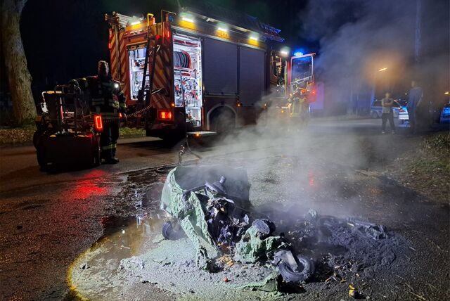 Von diesem Müllcontainer blieb nach dem Brand und den Löscharbeiten nur noch ein Haufen nasse Asche übrig.
