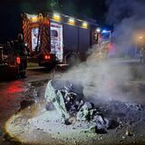 Von diesem Müllcontainer blieb nach dem Brand und den Löscharbeiten nur noch ein Haufen nasse Asche übrig.