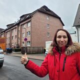 Györgyi Nemeth-Kraft vor dem Haus an der Rapener Straße 1b, in dem der Dachstuhl gebrannt hat.
