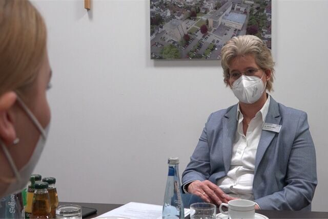 Pflegedirektorin Hiltrud Hachmöller führt ein Gespräch.
