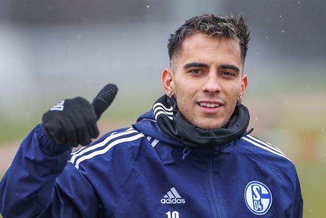 Rodrigo Zalazar zeigt Daumen hoch.