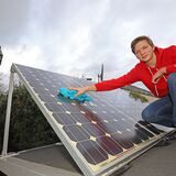 Auf dem Dach des Schuppens hat Jonas Kalla insgesamt sechs Solarmodule installiert.