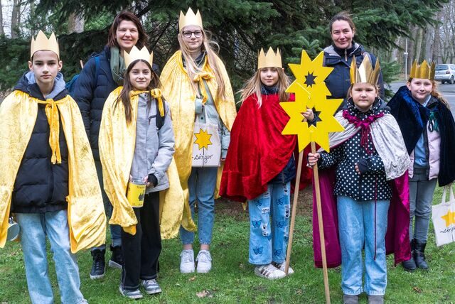Die Sternsinger Daan, Elfriede, Lina, Elin, Paula und Laura (v.l.) mit ihren Begleterinnen Lisa Mönnich und Birgit Dieckhöfer (hinten r.) vor ihrem Start durch die Gemeinde St. Amandus.