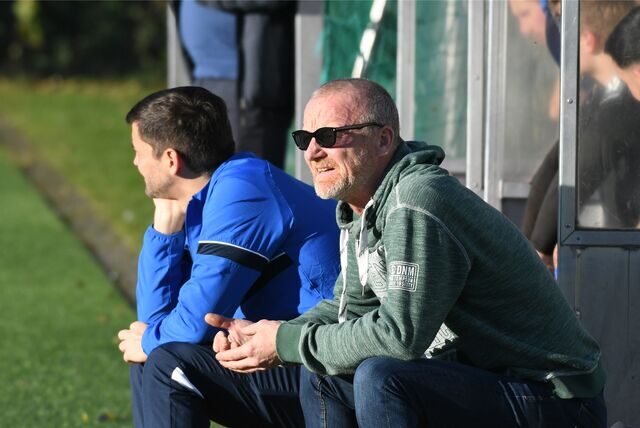 Frank Rinklake (r) ist Trainer des souveränen Bezirksliga-Spitzenreiters FC Altenbochum und hat seinen Rücktritt für das Saisonende angekündigt.