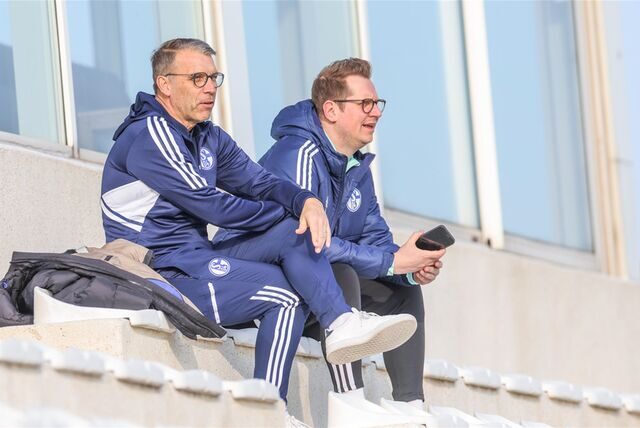Peter Knäbel und Chefscout Andre Hechelmann auf der Tribüne.