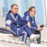 Peter Knäbel und Chefscout Andre Hechelmann auf der Tribüne.