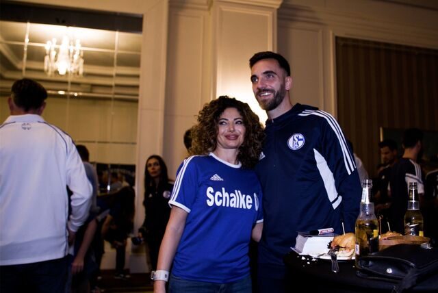 Kenan Karaman mit einem Schalke-Fan.
