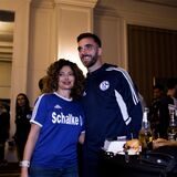 Kenan Karaman mit einem Schalke-Fan.