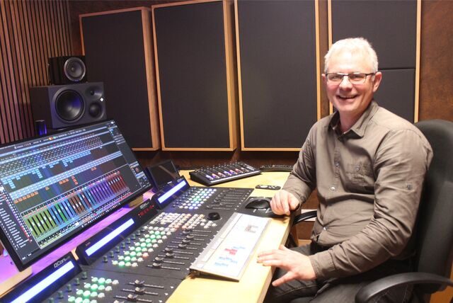 Markus Hunke aus Waltrop sitzt in seinem Studio in Waltrop. Er ist zweiter Vorsitzender des Vereins Kunstfreunde im Vest.