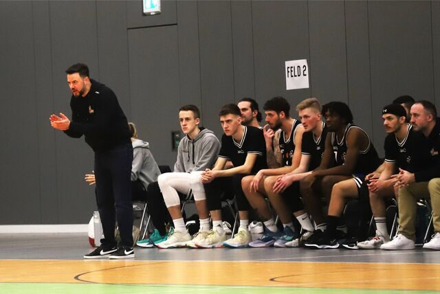 Finstere Mienen auf der Löwen-Bank: Trainer Robin Singh feuert sein Team in der zweiten Halbzeit vergeblich an.