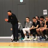 Finstere Mienen auf der Löwen-Bank: Trainer Robin Singh feuert sein Team in der zweiten Halbzeit vergeblich an.