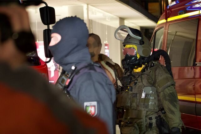 An der Langen Straße in Castrop-Rauxel wird der Tatverdächtige abgeführt.