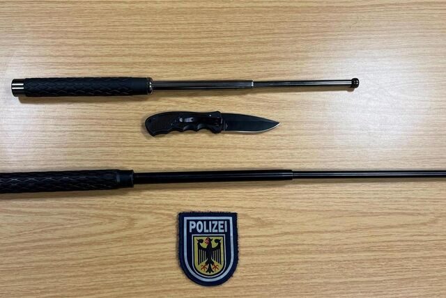 Zwei Teleskopschlagstöcke und ein verbotenes Einhandmesser fanden Beamte bei einem 18-Jährigen.