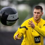 Niklas Süle fängt einen Medizinball.