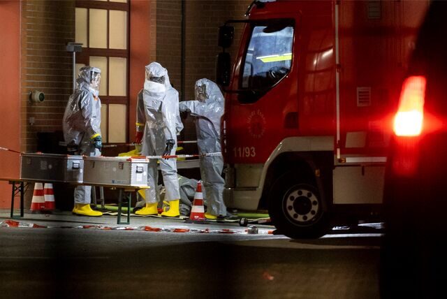 Auf dem Gelände der Feuerwehr in Castrop-Rauxel werden bei der Durchsuchung gefundene Stoffe untersucht.