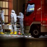 Auf dem Gelände der Feuerwehr in Castrop-Rauxel werden bei der Durchsuchung gefundene Stoffe untersucht.