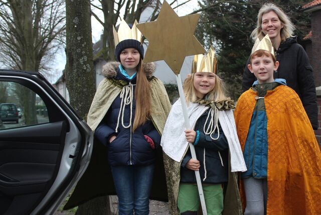 Nach der Aussendung in der Marienkirche machten sich die Sternsinger auf den Weg. Hier mit Johanna Bauernfeind, Emil Jedamski, Finn Wildoer (von links) und Sandra Jedamski (hinten).