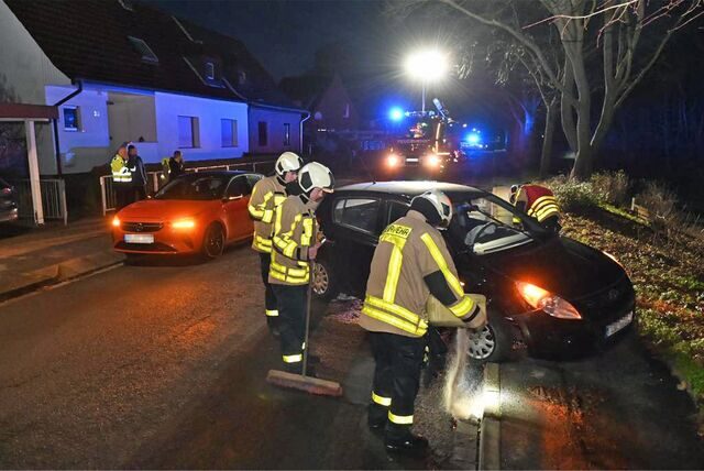 Ein Dorstener rammte am späten Sonntagnachmittag ein parkendes Auto auf dem Söltener Landweg.