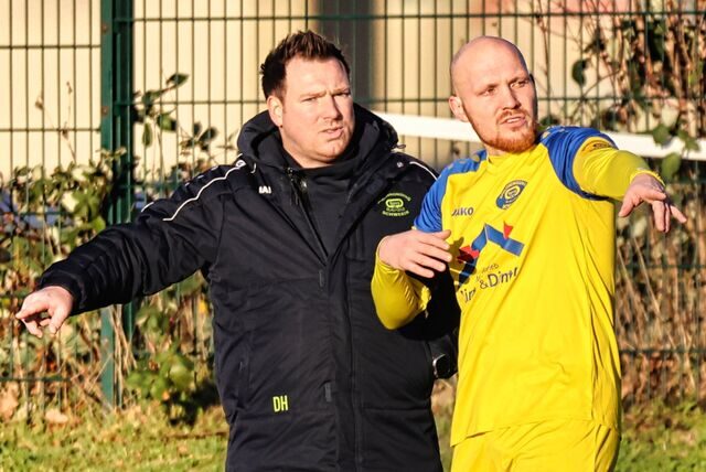 Schwerins Trainer Dennis Hasecke (l) und sein Kapitän Kevin Wagener.
