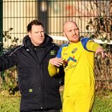 Schwerins Trainer Dennis Hasecke (l) und sein Kapitän Kevin Wagener.