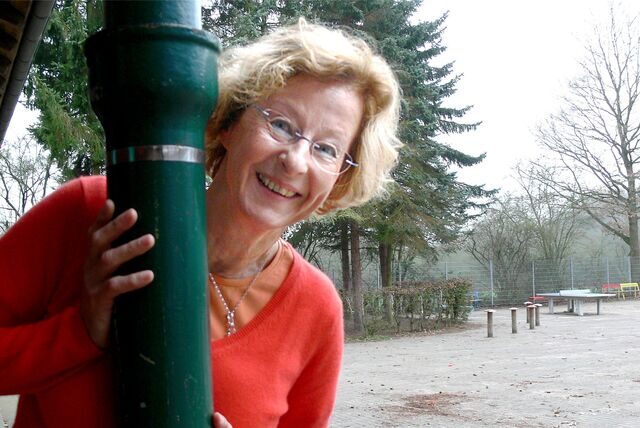 Christina Ständer, ehemalige Leiterin der August-Hermann-Francke-Schule in Waltrop, auf dem Schulhof der Grundschule.