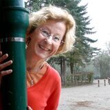 Christina Ständer, ehemalige Leiterin der August-Hermann-Francke-Schule in Waltrop, auf dem Schulhof der Grundschule.