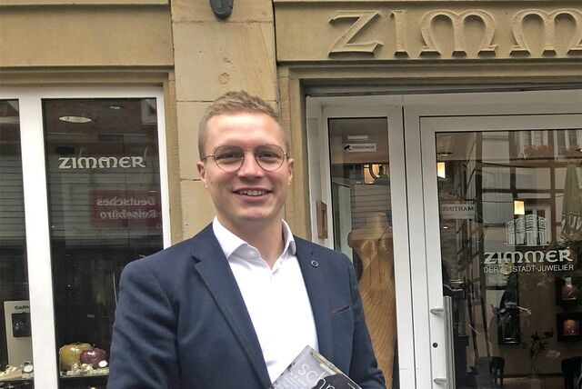 Max Zimmer steht vor Juwelier Zimmer auf dem Castroper Marktplatz.