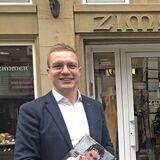 Max Zimmer steht vor Juwelier Zimmer auf dem Castroper Marktplatz.