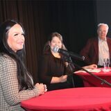 Sarah Nather (links), Neubürgerin in Waltrop, und „Ureinwohner“ Bernhard Heckmann stellten sich in einer kleinen Talkrunde den Fragen von Vanessa Meiritz (Mitte) während des SPD-Neujahrsempfangs.