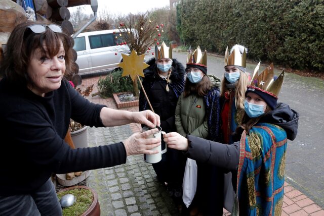 Nele, Hanna, Maja und Katharina sammelten in Hullern Spenden für die Sternsingeraktion, hier bei Juliane Meuter-Bechtel.