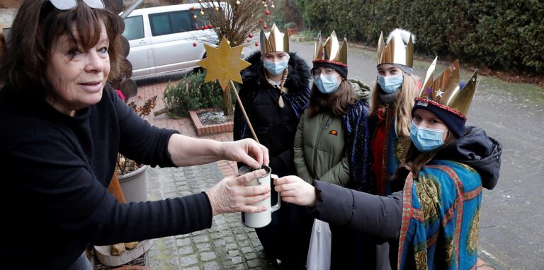Nele, Hanna, Maja und Katharina sammelten in Hullern Spenden für die Sternsingeraktion, hier bei Juliane Meuter-Bechtel.