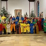 Die Sternsinger in bunten Gewändern in der St. Matthäus Kirche