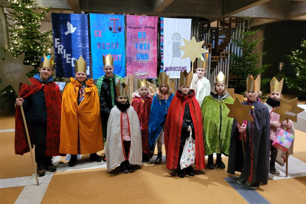 Die Sternsingerkinder in der geschmückten St. Barbara-Kirche